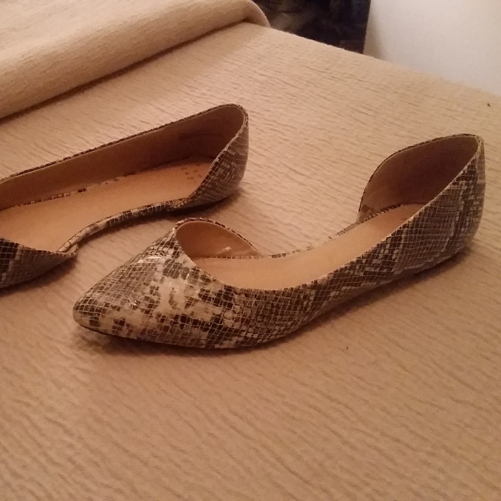 Snake print slip on comfy flats - size 9